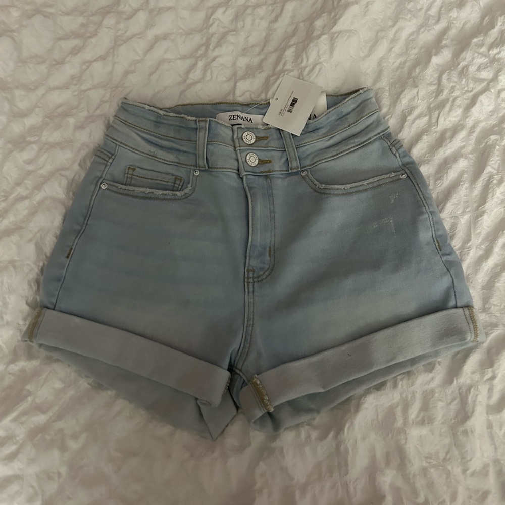 Zenana Outfitters Light Wash Jean Shorts Women’s S